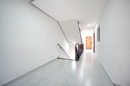 Apartamento para alugar com 44m², 2 quartos e 1 vaga Apartamento para alugar com 44m², 2 quartos e 1 vagaHall da escada