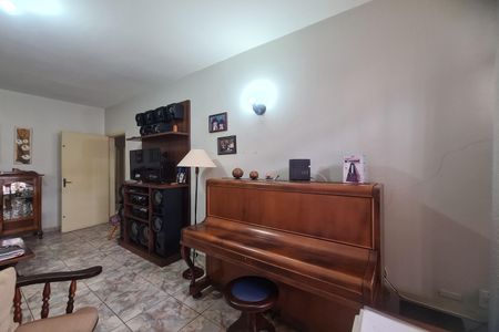 Casa à venda com 200m², 3 quartos e 2 vagas Casa à venda com 200m², 3 quartos e 2 vagasSala