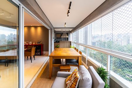 Apartamento à venda com 211m², 3 quartos e 4 vagasVaranda