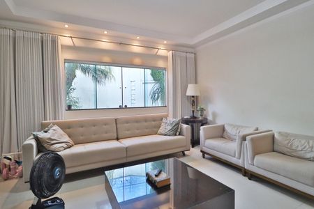 Casa para alugar com 211m², 3 quartos e 2 vagasSala
