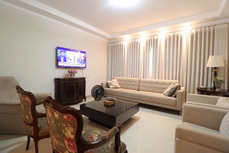 Casa para alugar com 211m², 3 quartos e 2 vagasSala