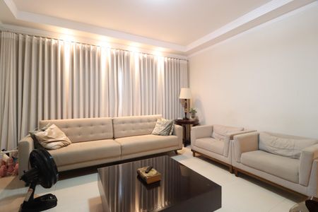 Casa para alugar com 211m², 3 quartos e 2 vagasSala