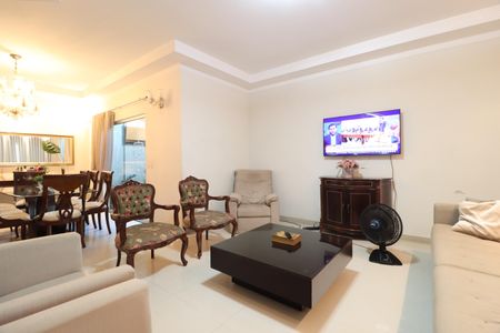 Casa para alugar com 211m², 3 quartos e 2 vagasSala