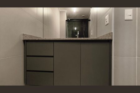 Banheiro de kitnet/studio para alugar com 1 quarto, 23m² em Paraíso, São Paulo