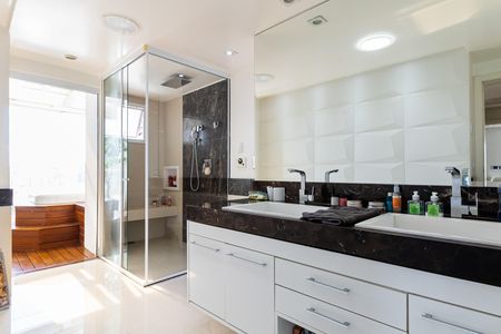 Apartamento à venda com 335m², 3 quartos e 6 vagasBanheiro da Suíte 1