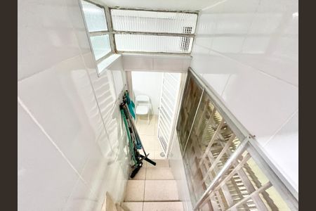 Casa para alugar com 72m², 2 quartos e 1 vaga Casa para alugar com 72m², 2 quartos e 1 vagaEscada