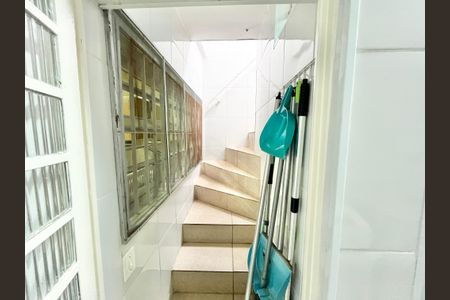 Casa para alugar com 72m², 2 quartos e 1 vaga Casa para alugar com 72m², 2 quartos e 1 vagaEscada