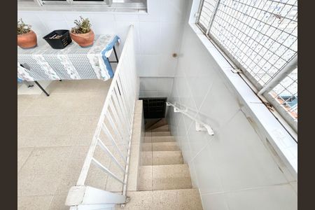 Casa para alugar com 72m², 2 quartos e 1 vaga Casa para alugar com 72m², 2 quartos e 1 vagaEscada