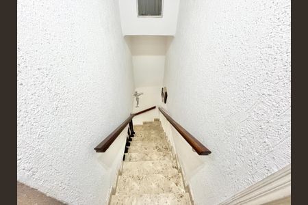 Casa para alugar com 72m², 2 quartos e 1 vaga Casa para alugar com 72m², 2 quartos e 1 vagaEscada