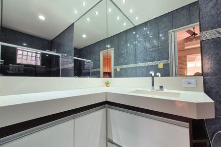 Casa para alugar com 250m², 3 quartos e 4 vagasBanheiro da Suíte