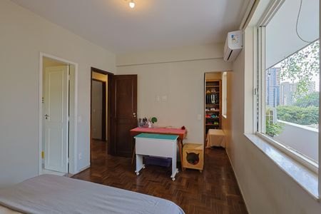 Apartamento para alugar com 191m², 4 quartos e 1 vaga
