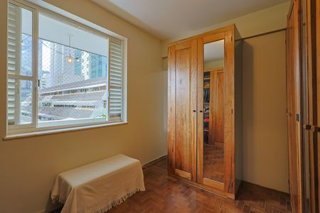 Apartamento para alugar com 191m², 4 quartos e 1 vaga