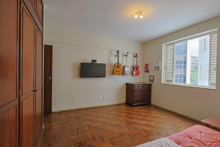 Apartamento para alugar com 191m², 4 quartos e 1 vaga