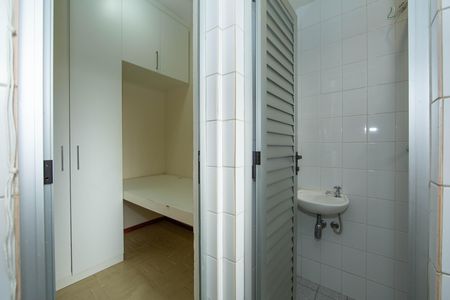 Apartamento para alugar com 181m², 3 quartos e 2 vagas Apartamento para alugar com 181m², 3 quartos e 2 vagasQUARTO E BANHO DE EMPREGADA
