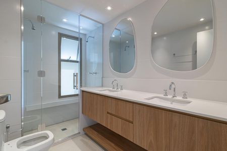 Apartamento para alugar com 149m², 3 quartos e 2 vagas Apartamento para alugar com 149m², 3 quartos e 2 vagasBanheiro da Suíte 1