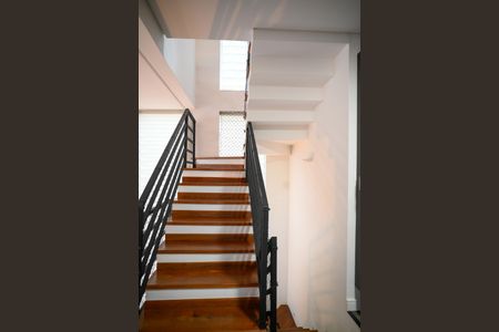 Casa à venda com 255m², 3 quartos e 2 vagas Casa à venda com 255m², 3 quartos e 2 vagasEscada