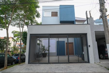Casa à venda com 255m², 3 quartos e 2 vagas Casa à venda com 255m², 3 quartos e 2 vagasFachada