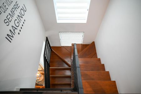 Casa à venda com 255m², 3 quartos e 2 vagas Casa à venda com 255m², 3 quartos e 2 vagasEscada