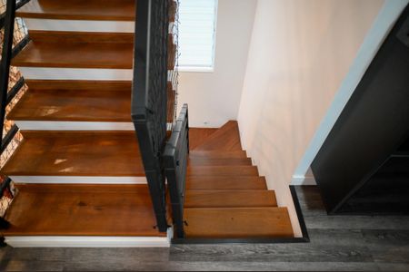 Casa à venda com 255m², 3 quartos e 2 vagas Casa à venda com 255m², 3 quartos e 2 vagasEscada