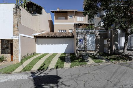 Casa para alugar com 400m², 3 quartos e 2 vagas Casa para alugar com 400m², 3 quartos e 2 vagasFachada