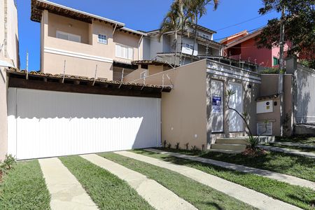 Casa para alugar com 400m², 3 quartos e 2 vagas Casa para alugar com 400m², 3 quartos e 2 vagasFachada