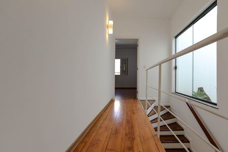 Casa para alugar com 400m², 3 quartos e 2 vagas Casa para alugar com 400m², 3 quartos e 2 vagasEscada