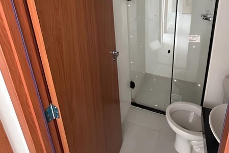 Banheiro de apartamento para alugar com 2 quartos, 42m² em Del Castilho, Rio de Janeiro
