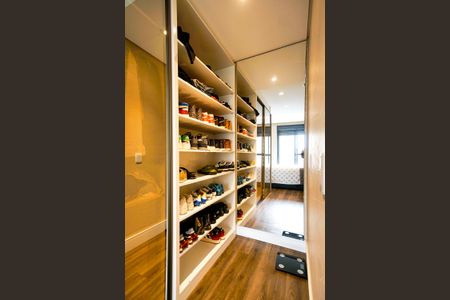 Apartamento à venda com 106m², 2 quartos e 2 vagas Apartamento à venda com 106m², 2 quartos e 2 vagasCloset da suíte