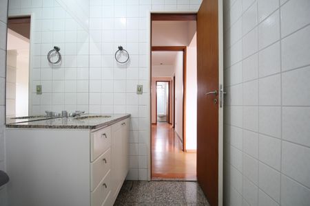 Apartamento à venda com 130m², 5 quartos e 3 vagasBanheiro da Suíte 2