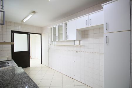 Apartamento à venda com 130m², 5 quartos e 3 vagasCozinha - Armários