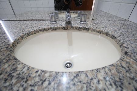 Apartamento à venda com 130m², 5 quartos e 3 vagasBanheiro da Suíte 2 - Torneira