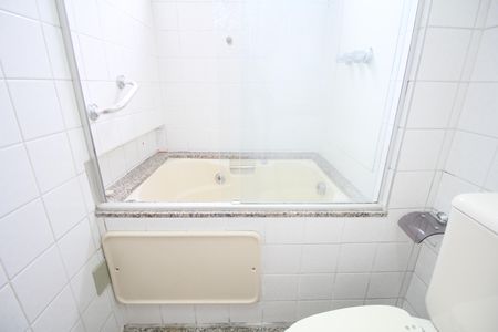 Apartamento à venda com 130m², 5 quartos e 3 vagasBanheiro da Suíte 1 - Banheira