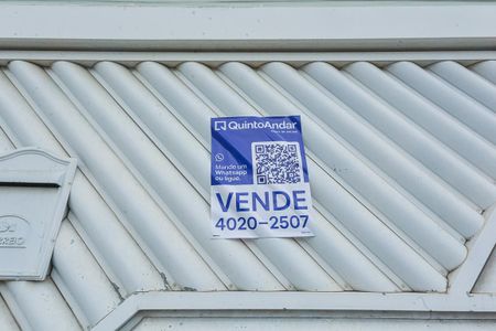 Casa à venda com 140m², 4 quartos e 2 vagas Casa à venda com 140m², 4 quartos e 2 vagasFachada