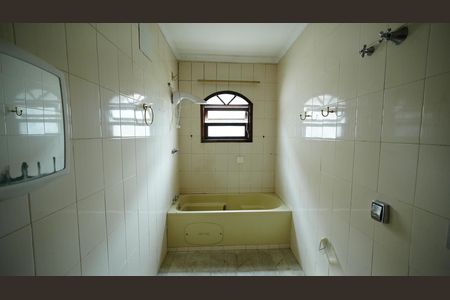 Casa para alugar com 124m², 2 quartos e 2 vagasBanheiro da Suite