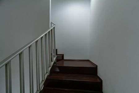 Casa à venda com 147m², 3 quartos e 2 vagas Casa à venda com 147m², 3 quartos e 2 vagasEscada