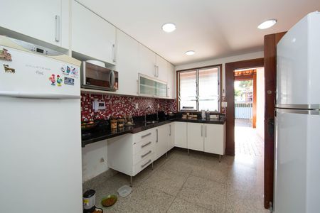 Casa à venda com 350m², 5 quartos e 6 vagas Casa à venda com 350m², 5 quartos e 6 vagasCOZINHA