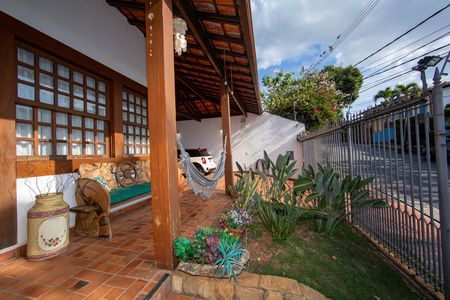 Casa à venda com 350m², 5 quartos e 6 vagas Casa à venda com 350m², 5 quartos e 6 vagasFACHADA