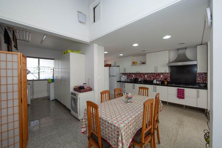 Casa à venda com 350m², 5 quartos e 6 vagas Casa à venda com 350m², 5 quartos e 6 vagasCOZINHA