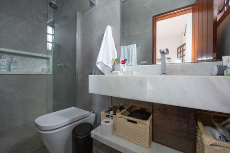 Casa à venda com 350m², 5 quartos e 6 vagas Casa à venda com 350m², 5 quartos e 6 vagasBANHEIRO2