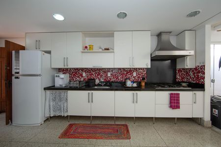 Casa à venda com 350m², 5 quartos e 6 vagas Casa à venda com 350m², 5 quartos e 6 vagasCOZINHA
