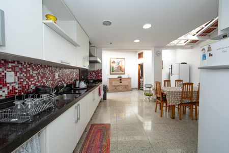 Casa à venda com 350m², 5 quartos e 6 vagas Casa à venda com 350m², 5 quartos e 6 vagasCOZINHA
