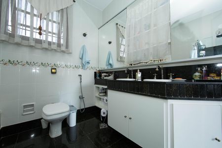 Casa à venda com 350m², 5 quartos e 6 vagas Casa à venda com 350m², 5 quartos e 6 vagasBANHEIRO3