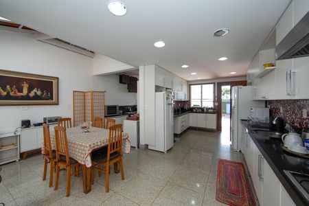 Casa à venda com 350m², 5 quartos e 6 vagas Casa à venda com 350m², 5 quartos e 6 vagasCOZINHA