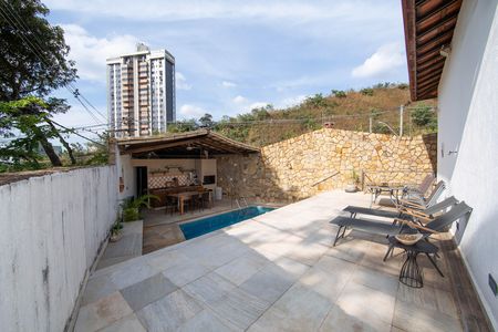 Casa à venda com 350m², 5 quartos e 6 vagas Casa à venda com 350m², 5 quartos e 6 vagasAREA DE PISCINA