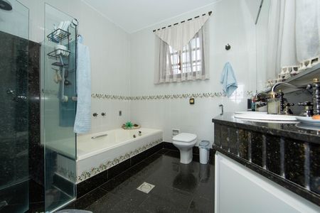 Casa à venda com 350m², 5 quartos e 6 vagas Casa à venda com 350m², 5 quartos e 6 vagasBANHEIRO3