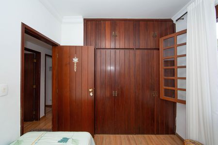 Casa à venda com 350m², 5 quartos e 6 vagas Casa à venda com 350m², 5 quartos e 6 vagasQUARTO3
