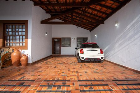 Casa à venda com 350m², 5 quartos e 6 vagas Casa à venda com 350m², 5 quartos e 6 vagasGARAGEM