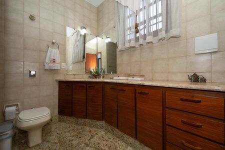Casa à venda com 350m², 5 quartos e 6 vagas Casa à venda com 350m², 5 quartos e 6 vagasBANHEIRO4
