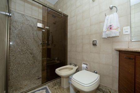 Casa à venda com 350m², 5 quartos e 6 vagas Casa à venda com 350m², 5 quartos e 6 vagasBANHEIRO4