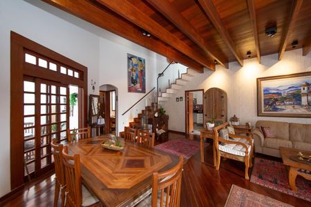 Casa à venda com 350m², 5 quartos e 6 vagas Casa à venda com 350m², 5 quartos e 6 vagasSALA